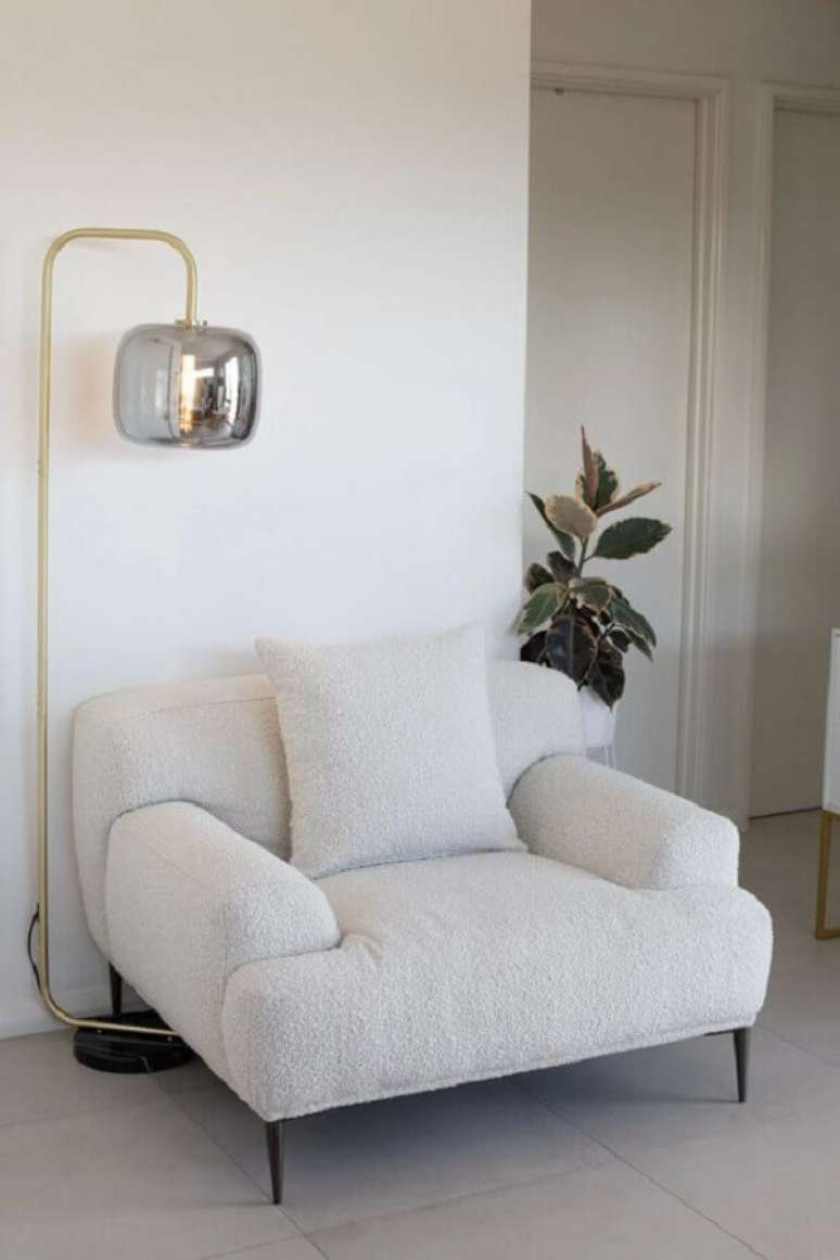 24. Decoração moderna com luminária de piso e poltrona decorativa branca – Foto: Home Fashion Trend