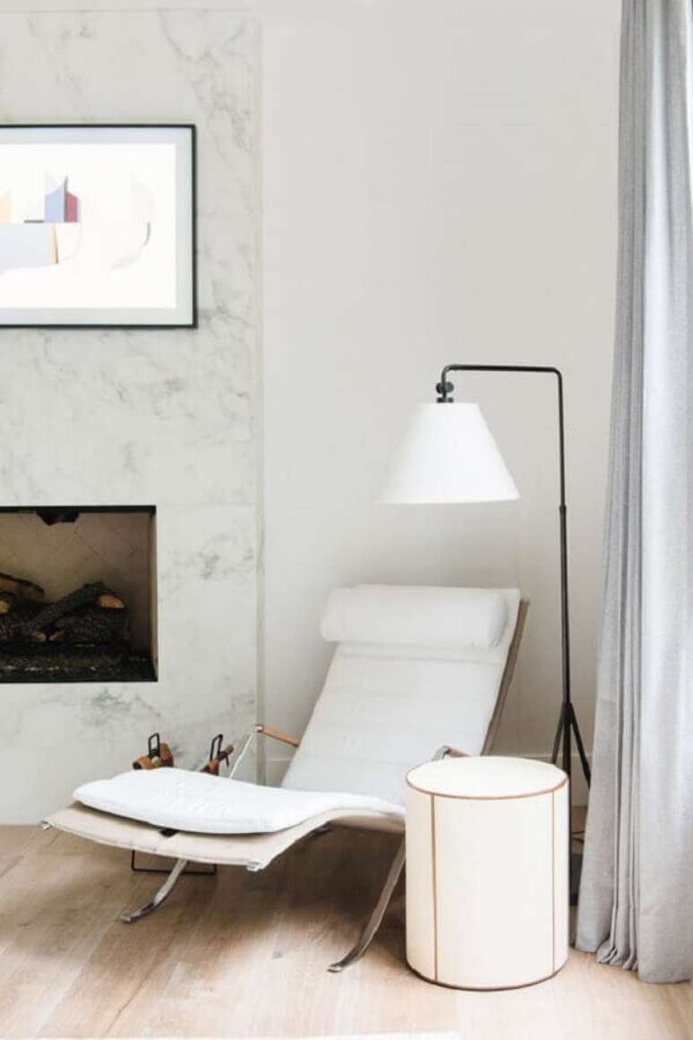 47. Poltrona branca para sala decorada com abajur de ch&atilde;o e lareira &ndash; Foto: Studio McGee