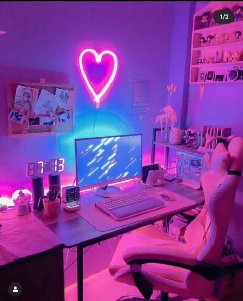 42. Quarto neon gamer imerso em tons de rosa e azul. Fonte: Wattpad