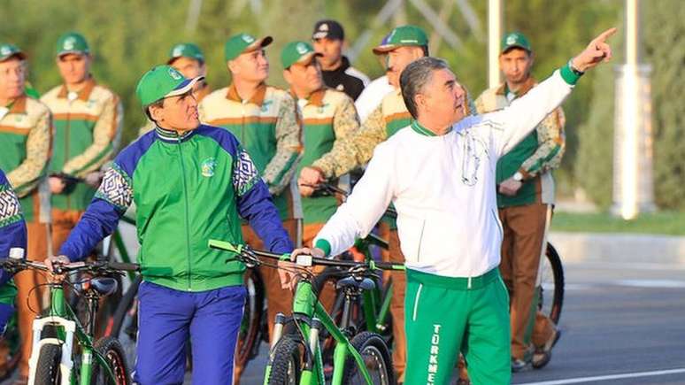 Sob governo de Berdymukhammedov, visto aqui em passeio de bicicleta no ano passado, imagem de nação saudável é peça central da propaganda estatal