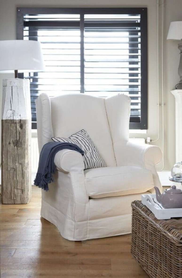 27. Decoração simples para quarto com poltrona branca – Foto: Apartment Therapy