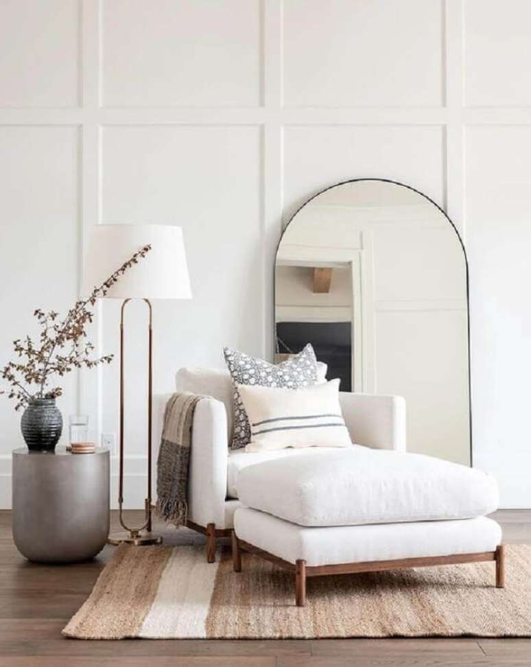 48. Poltrona branca para sala decorada com abajur de chão – Foto: Casa Tres Chic