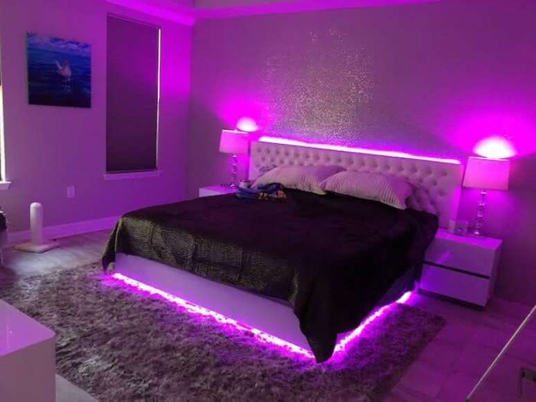 9. Quarto neon de casal com cabeceira e p&eacute;s da cama iluminados. Fonte: Casa & Festa