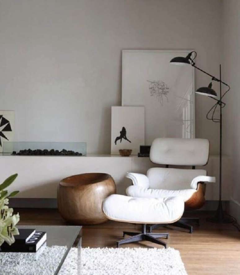 25. Decoração moderna para sala com lareira e poltrona eames branca – Foto: Architectural Digest