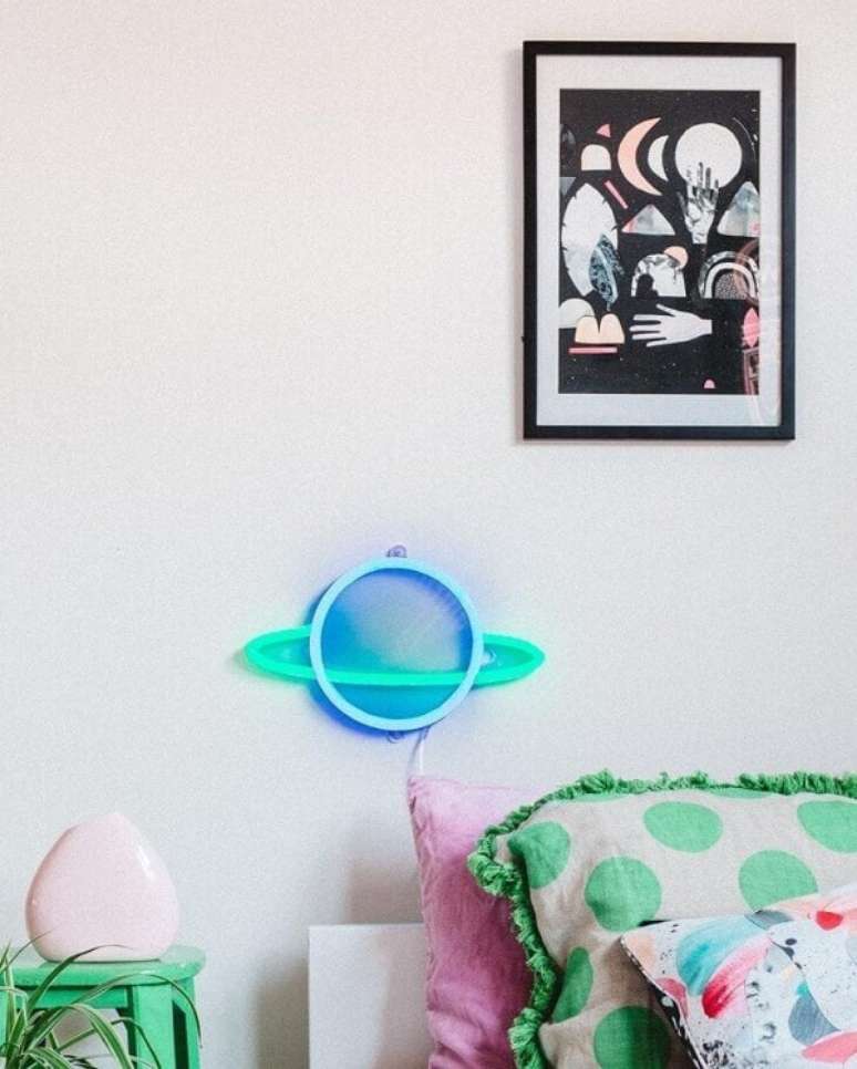 21. Detalhes neon para quarto que transformam a decoração. Fonte: Hails