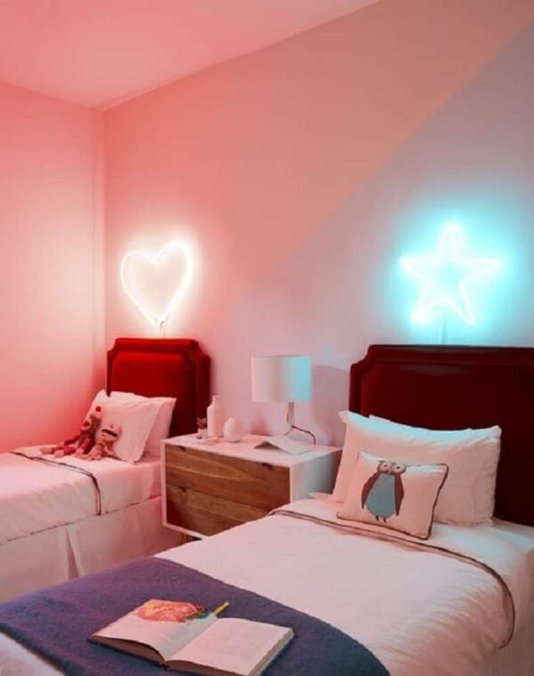 20. Decora&ccedil;&atilde;o neon para quarto compartilhado. Fonte: Studio IRO