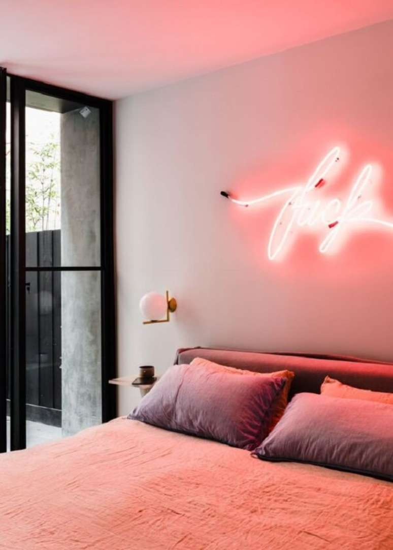 45. Quarto neon traz conforto e toque futurista ao ambiente. Fonte: Dwell