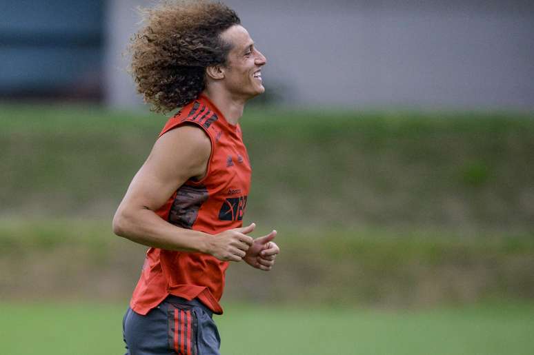 David Luiz corre durante o último treino do Flamengo para o jogo desta quarta-feira