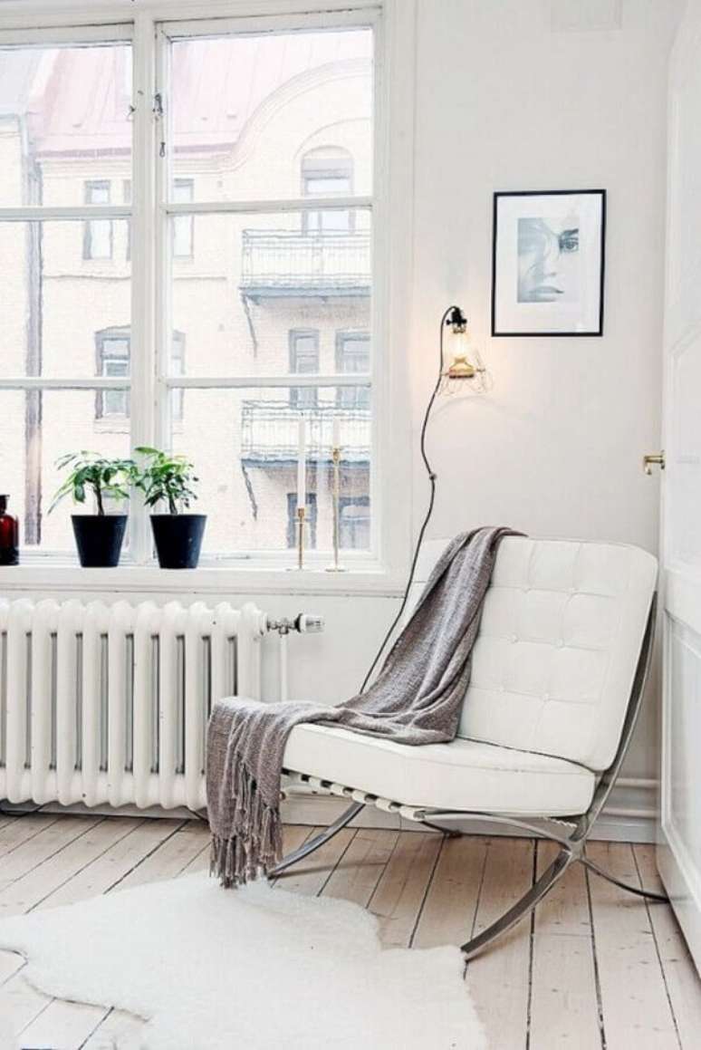 28. Decoração simples para sala com poltrona branca – Foto: Camille Styles