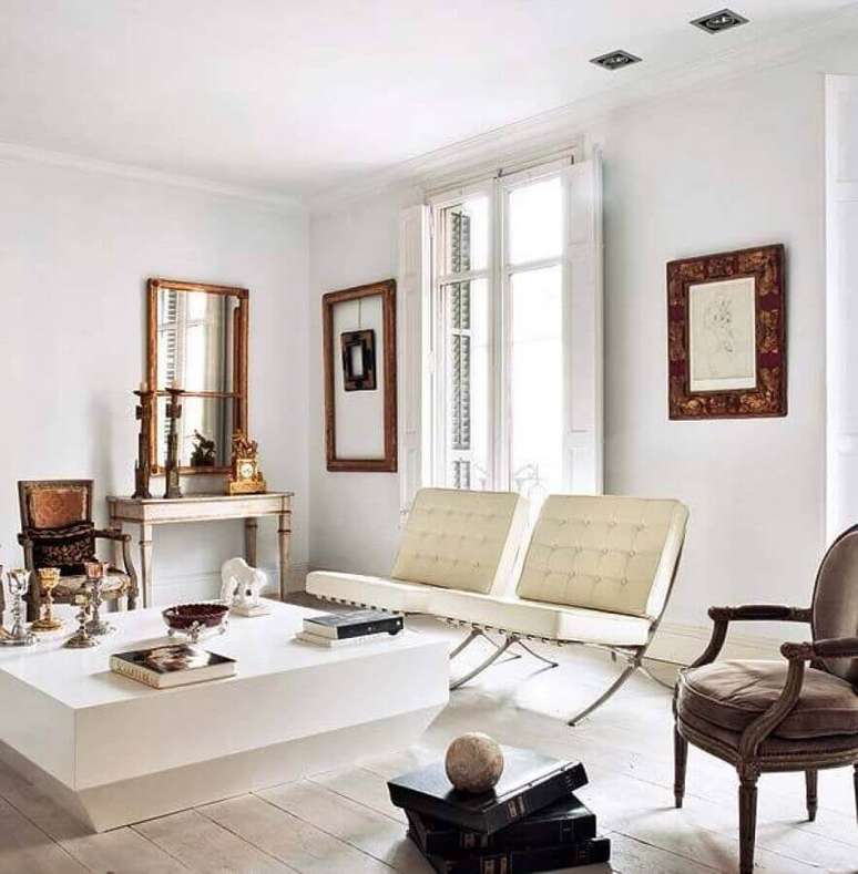 43. Poltrona branca para sala clássica decorada com mesa de centro quadrada – Foto: Apartment Therapy