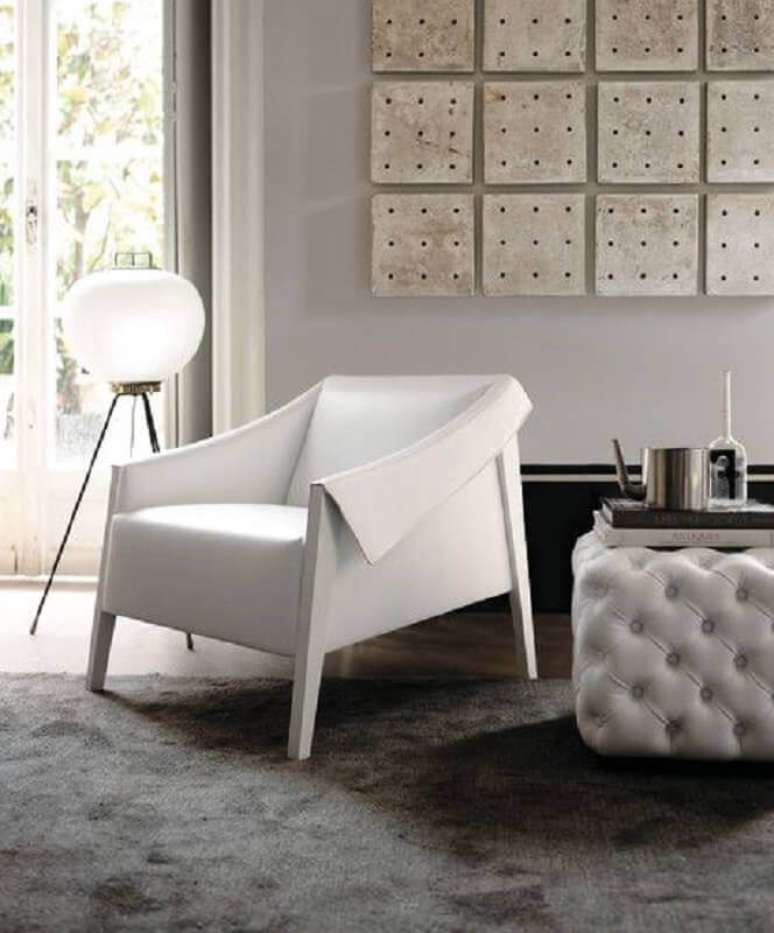 34. Poltrona branca moderna para sala decorada com puff capiton&ecirc; e tapete cinza &ndash; Foto: HomeAdore