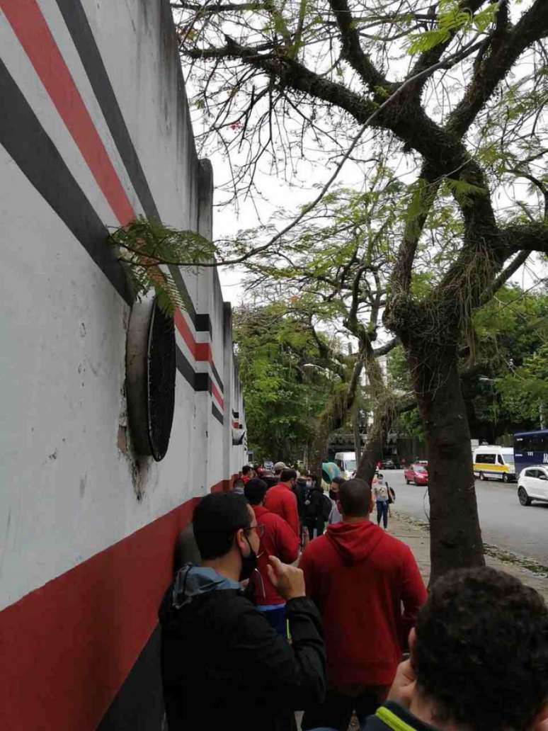 Retirada de ingressos na Sede do Flamengo, na Gávea, na manhã desta quinta-feira (Foto: LANCE!)