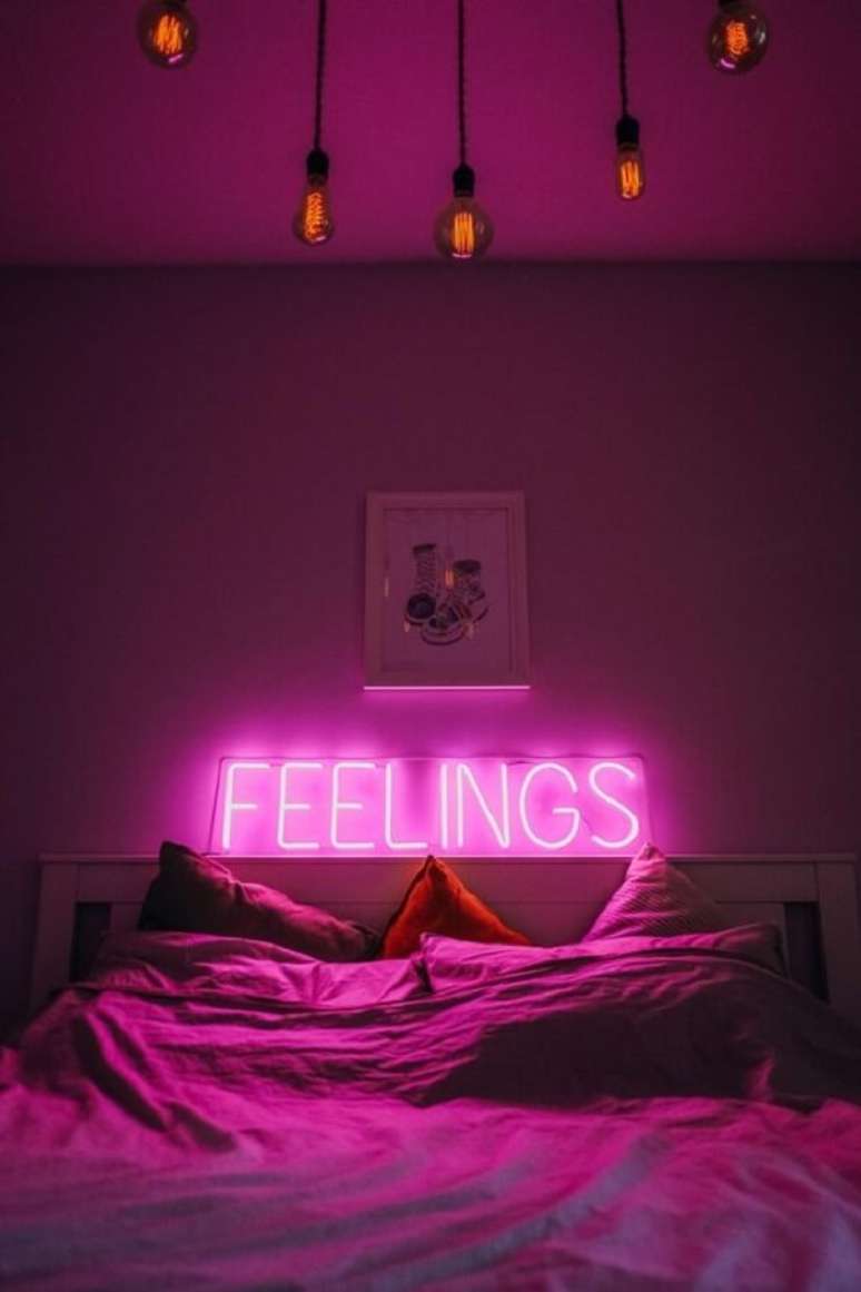 38. Quarto neon de casal com cabeceira de cama iluminada. Fonte: Etsy