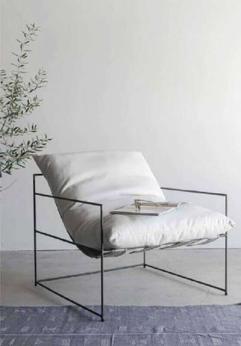 7. Decoração minimalista com poltrona branca moderna – Foto: Croft House