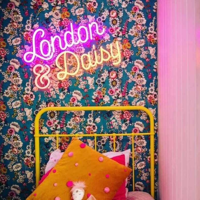19. Decora&ccedil;&atilde;o divertida com estampas e letreiro neon quarto. Fonte: The Happy Family Lawyer