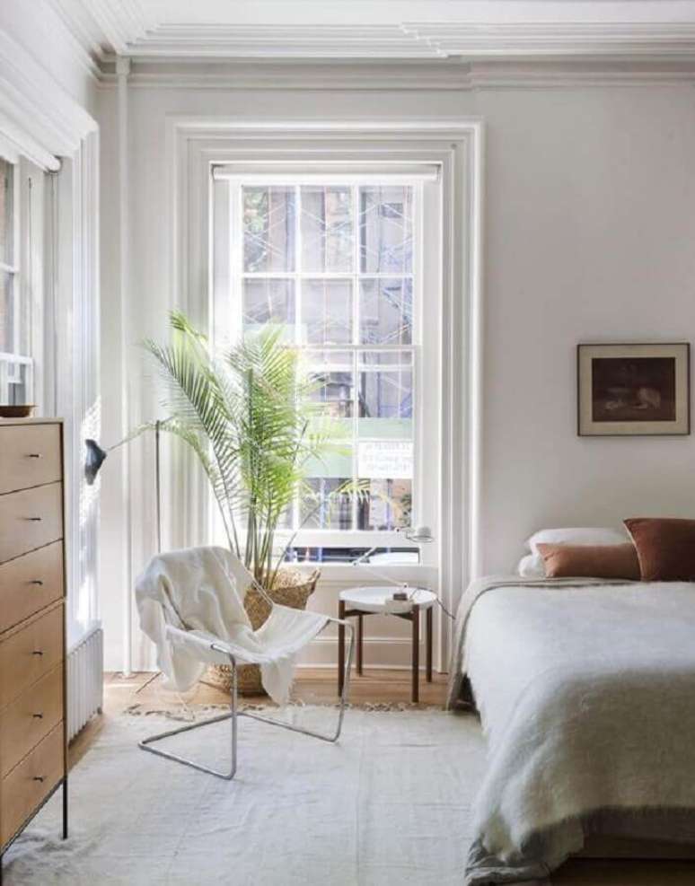 40. Poltrona branca para quarto decorado com vaso de chão – Foto: Remodelista