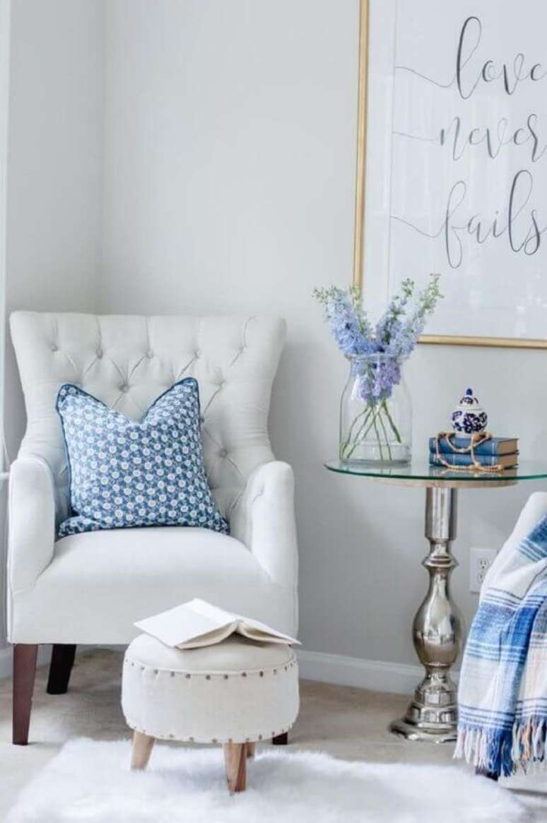 37. Poltrona branca para quarto decorado azul e branco – Foto: The Home I Create