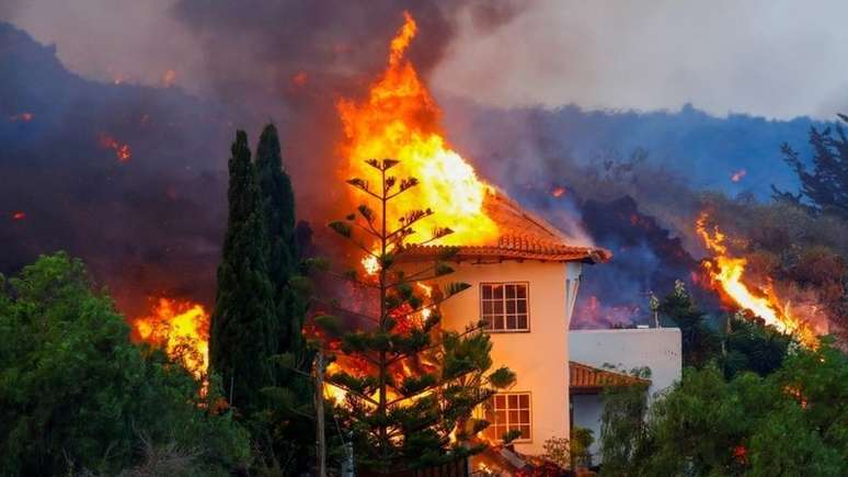 A lava do vulcão Cumbre Vieja destruiu várias casas em vilarejos próximos em La Palma