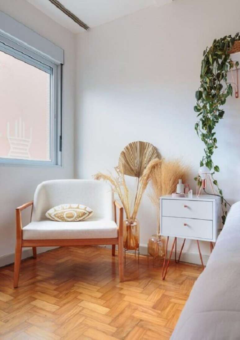 38. Poltrona branca para quarto decorado com criado mudo retr&ocirc; &ndash; Foto: Felco