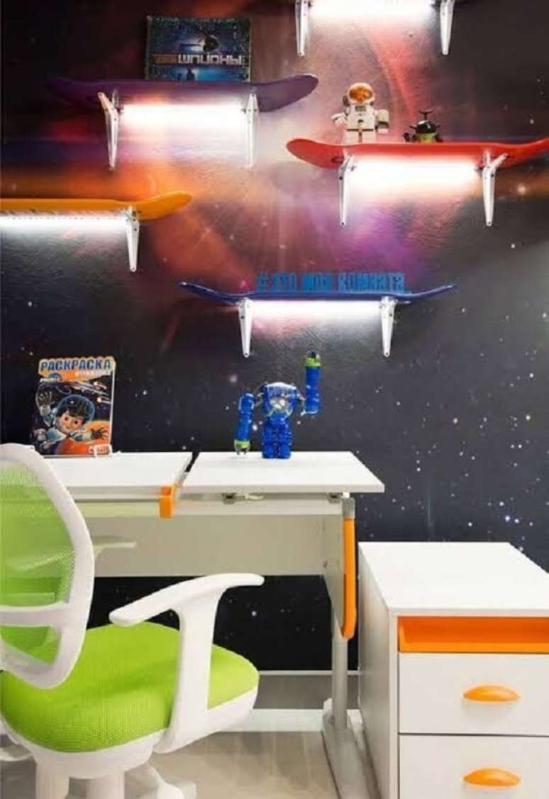 22. Ilumine as prateleiras em formato de skate do quarto neon. Fonte: Vamos Mam&atilde;es