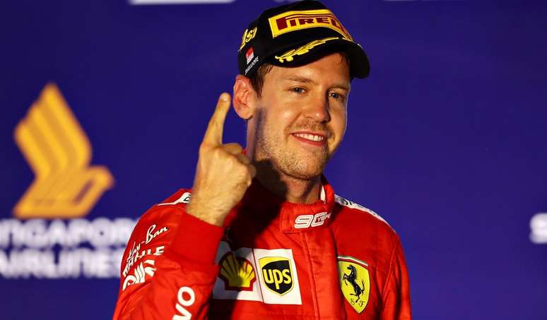 Vettel no pódio após conquistar sua 53° vitória.