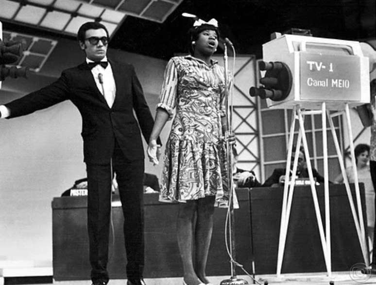 Marina Miranda ao lado de Agildo Ribeiro no ‘TV 0 – TV 1’, o primeiro humorístico da Globo, na década de 1960