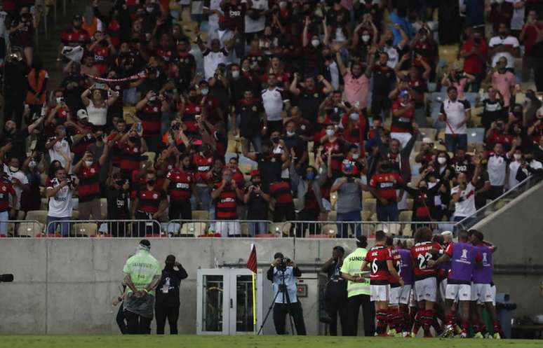 Nem todos respeitaram distanciamento e usaram máscara no Maracanã (Foto: Gilvan de Souza/Flamengo)