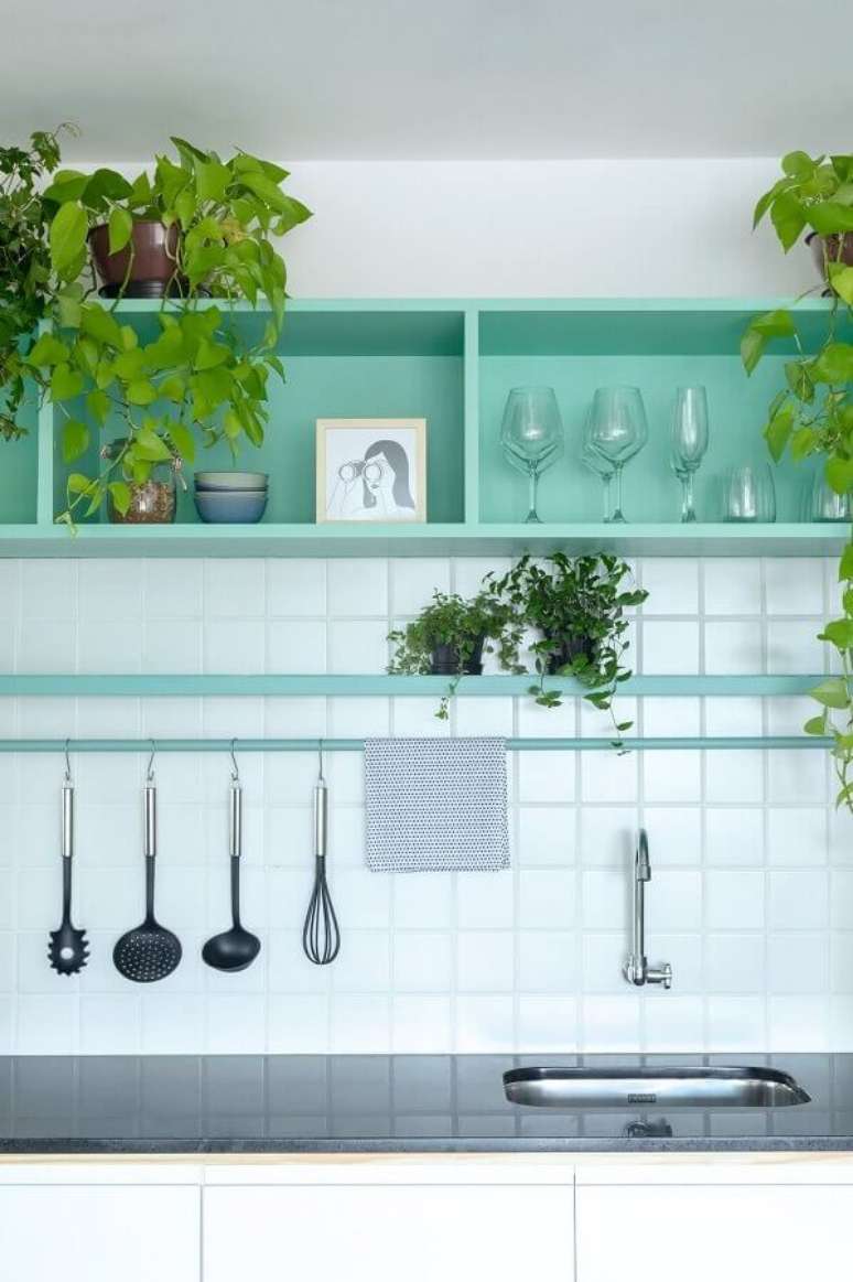 35. Decora&ccedil;&atilde;o de cozinha com nichos cor ciano &ndash; Foto: Est&uacute;dio Minke