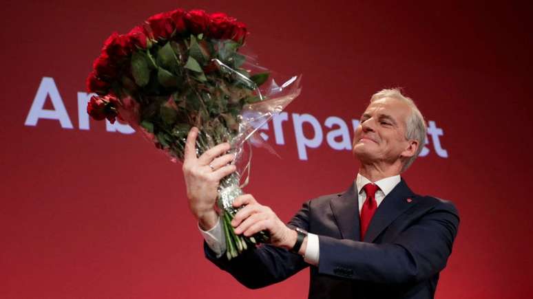 Jonas Gahr St&oslash;re comemorando sua vit&oacute;ria eleitoral