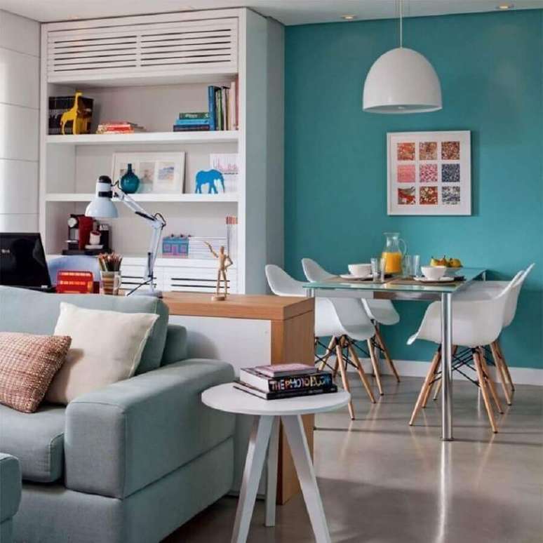 48. Parede cor ciano para decoração de sala de estar e jantar integradas – Foto: Marina Carvalho