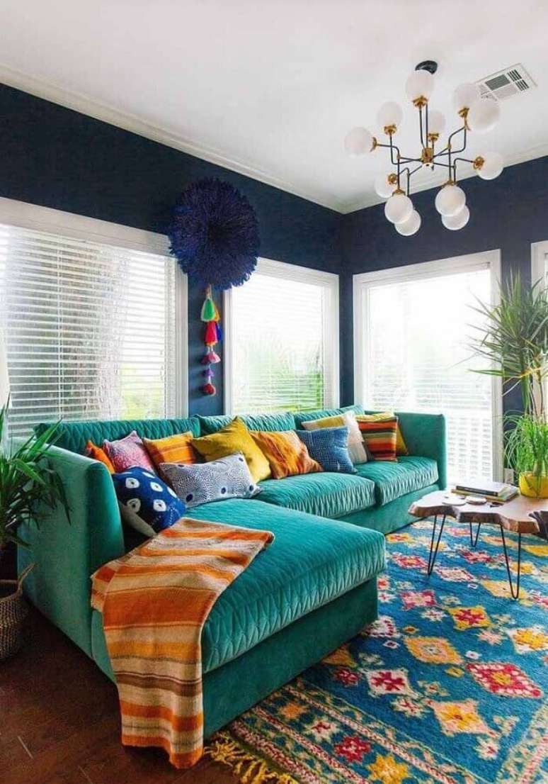 11. Almofadas coloridas para sala decorada com sof&aacute; cor ciano &ndash; Foto: Acnn Decor
