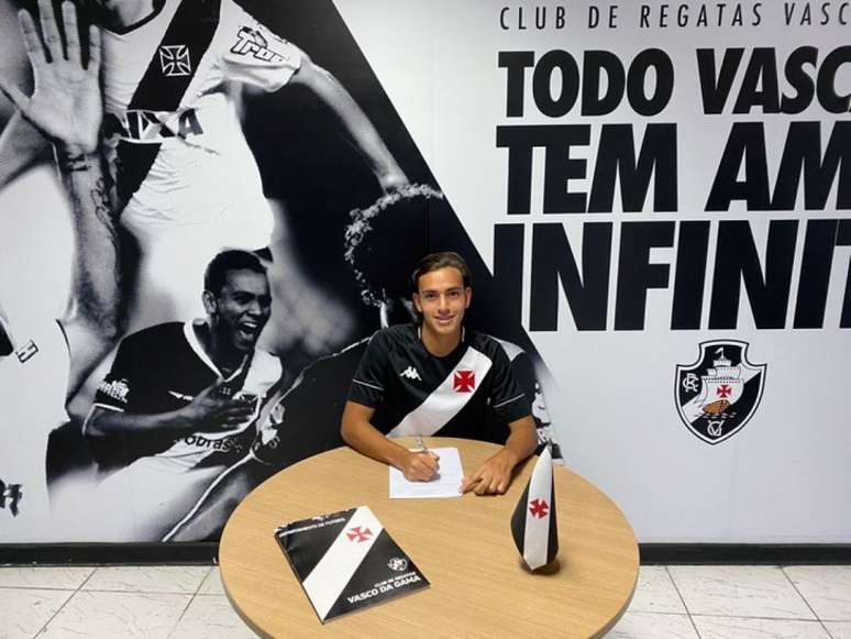 Guga Maia, da equipe sub-17, assina contrato profissional com o Vasco da Gama (Foto: Divulgação/Vasco)