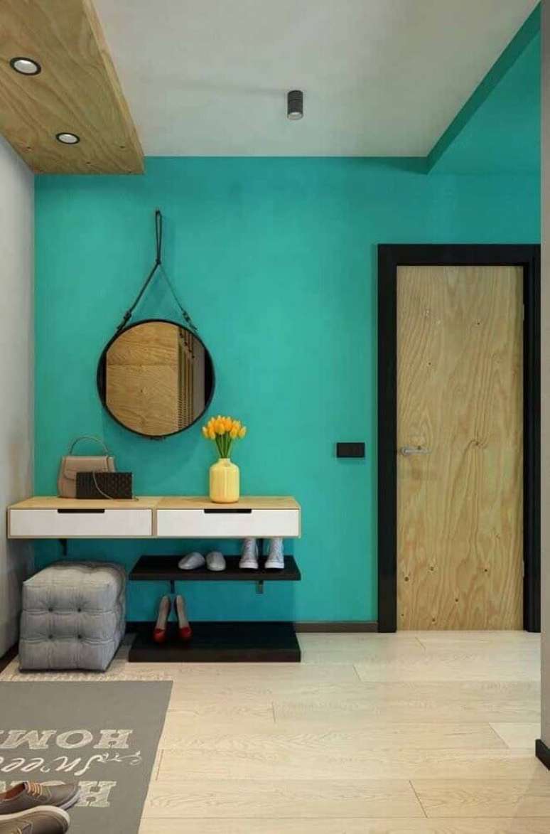 49. Parede cor ciano para hall decorado com aparador suspenso &ndash; Foto: Decor F&aacute;cil