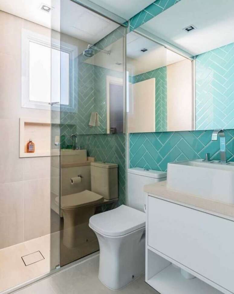 58. Revestimento de parede cor ciano para decoração de banheiro branco – Foto: Meyer Cortez Arquitetura Design