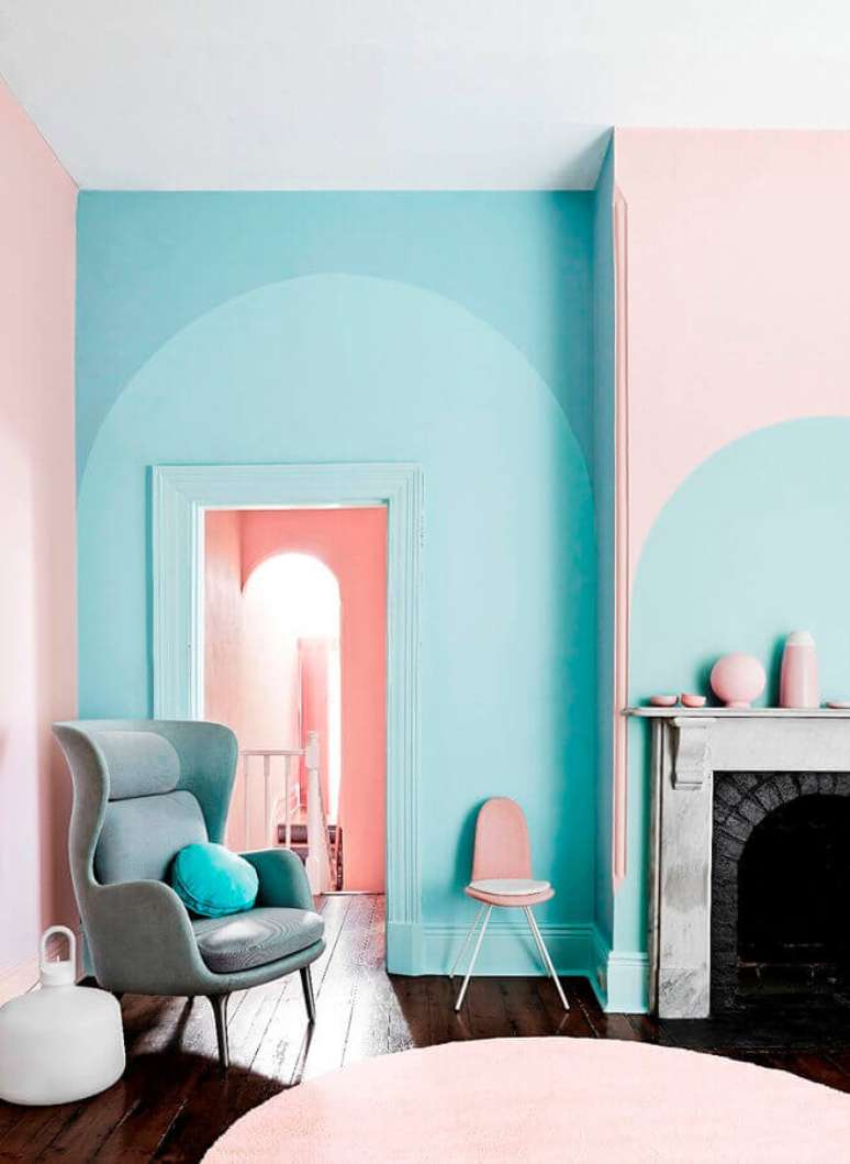 5. Sala com lareira decorada com parede cor ciano e detalhes em cor de rosa – Foto: Behance