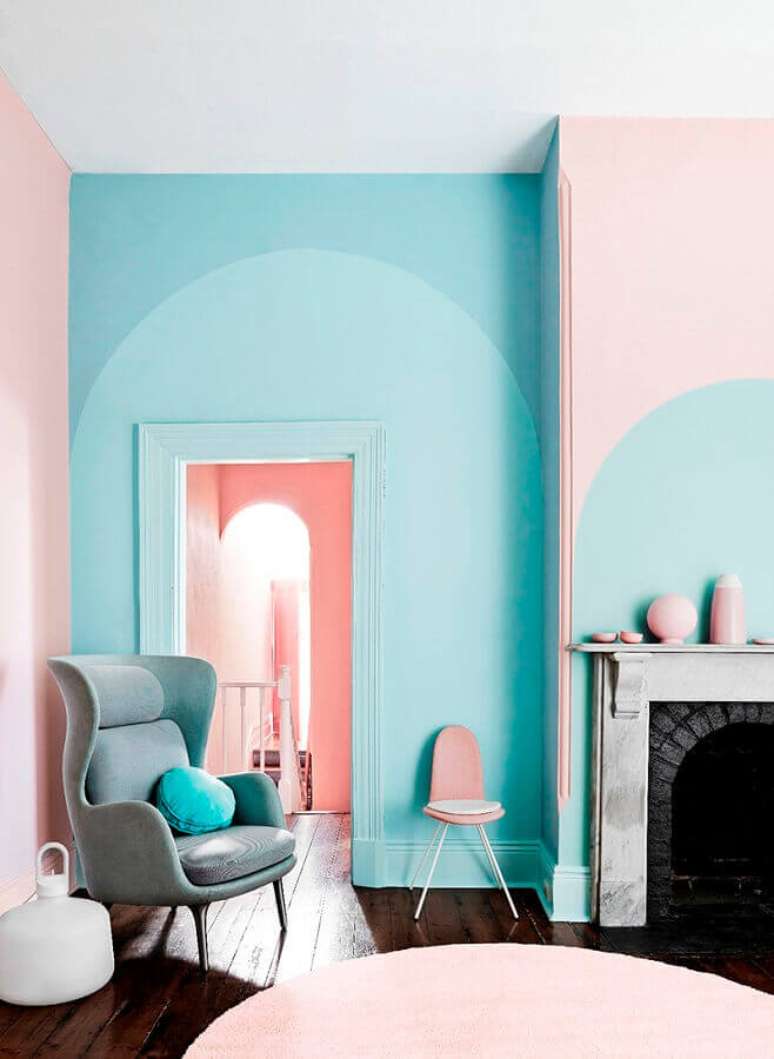 5. Sala com lareira decorada com parede cor ciano e detalhes em cor de rosa &ndash; Foto: Behance