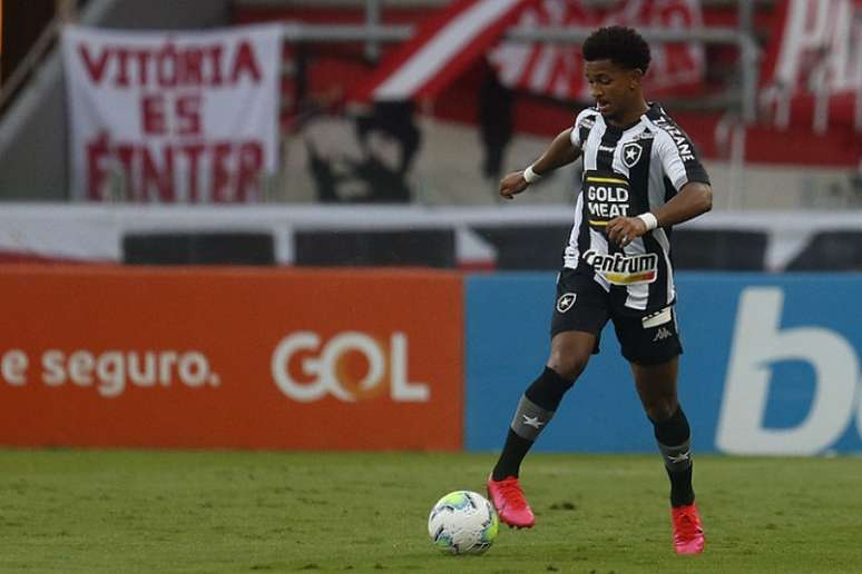 Warley em ação pelo Botafogo. Lateral está fora do próximo jogo (Foto: Vítor Silva/Botafogo)