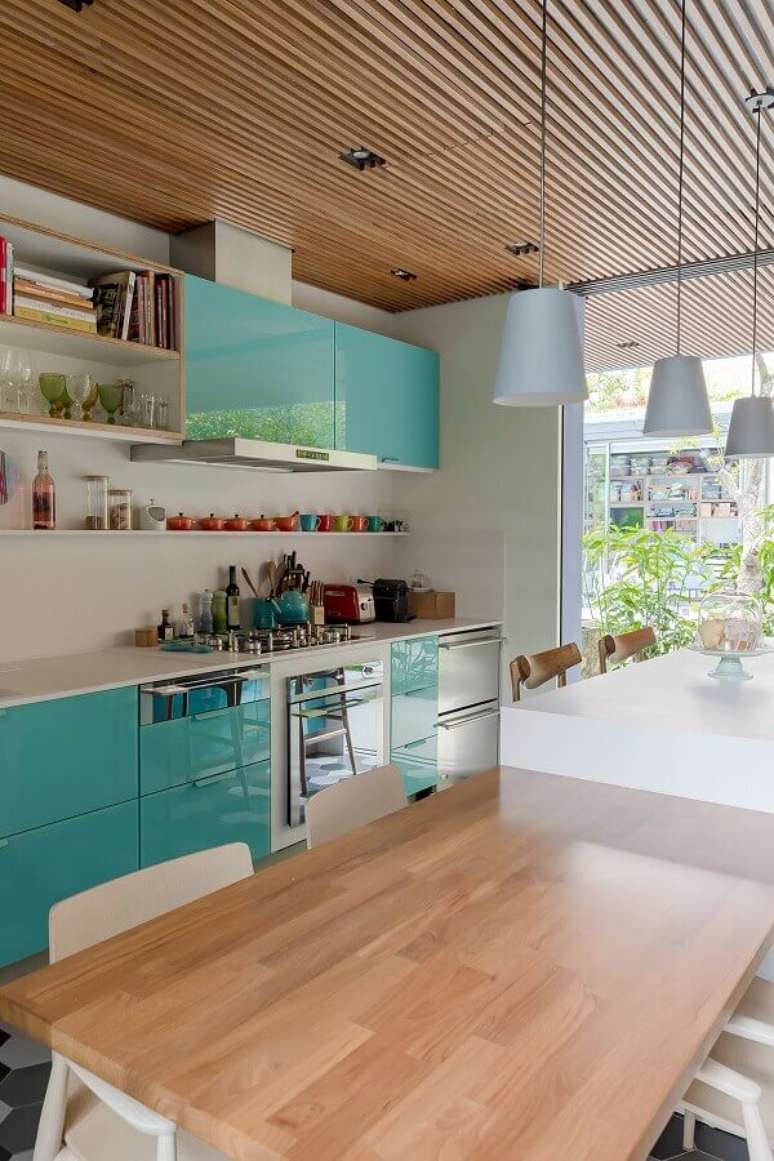 14. Armário cor ciano para cozinha decorada com teto ripado de madeira – Foto: Gil Mello
