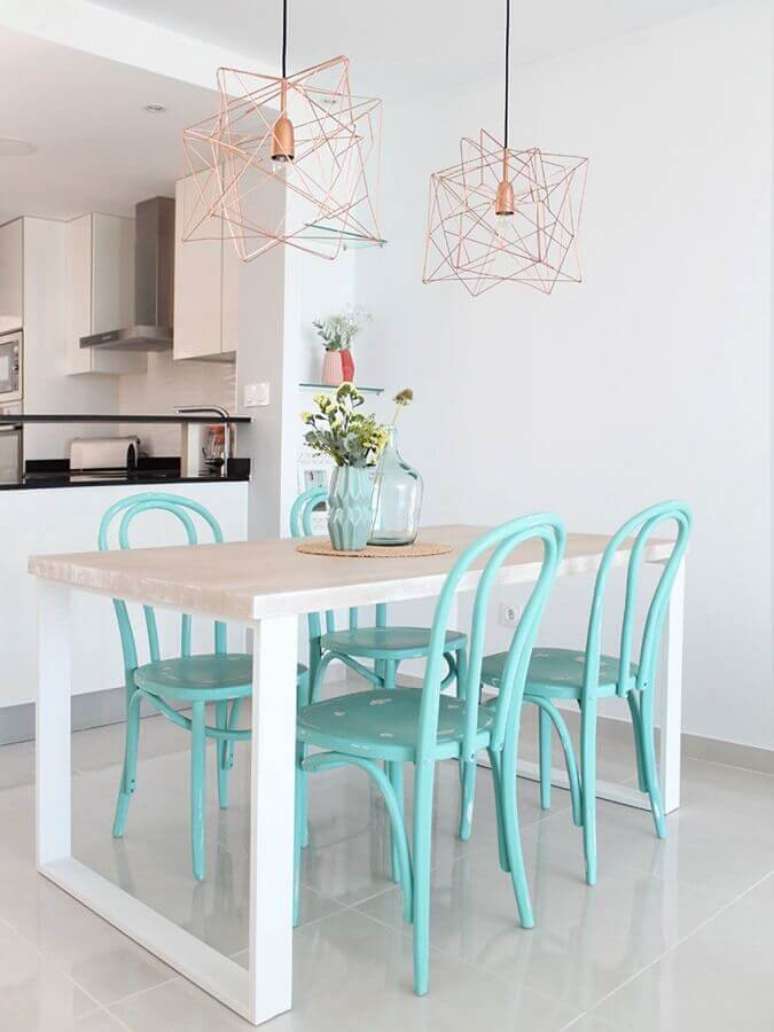 59. Sala de jantar branca decorada com cadeira cor ciano e luminária aramada – Foto: Homde Decor Ideas