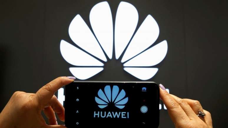 Um porta-voz da Huawei disse à BBC que a empresa cumpre as leis e regulamentos dos países onde opera e prioriza a segurança cibernética e a privacidade