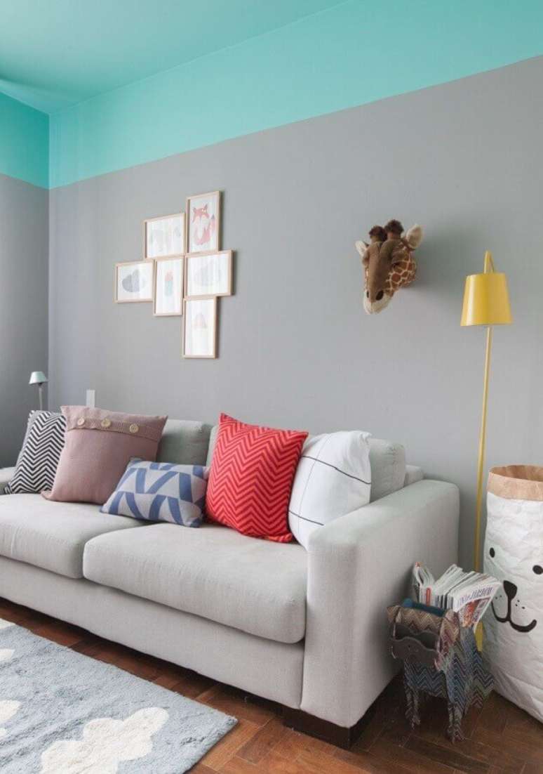 25. Cor de tinta azul ciano para sala cinza decorada com almofadas coloridas – Foto: Gisele Rampazzo