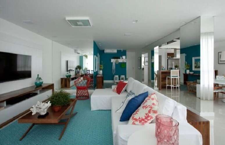 21. Cor ciano para decora&ccedil;&atilde;o de casa conceito aberto &ndash; Foto: Juliana Pippi