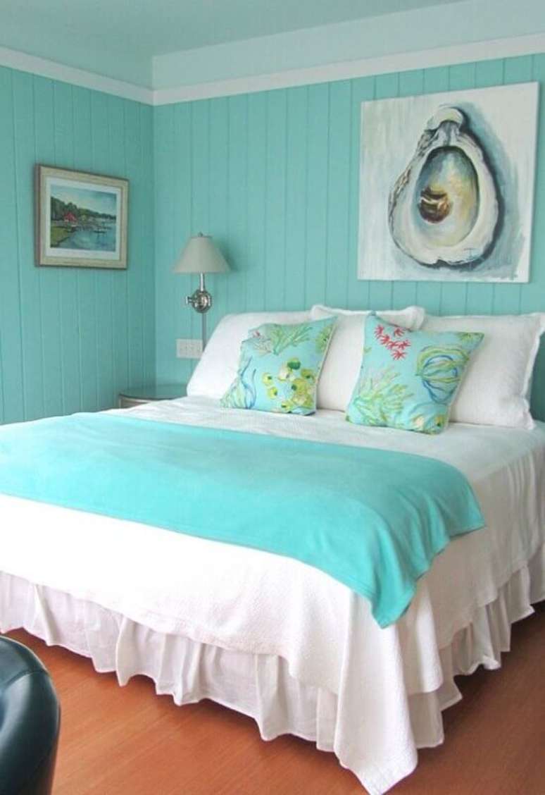 52. Peseira e parede cor ciano para decoração de quarto de casal – Foto: House of Turquoise