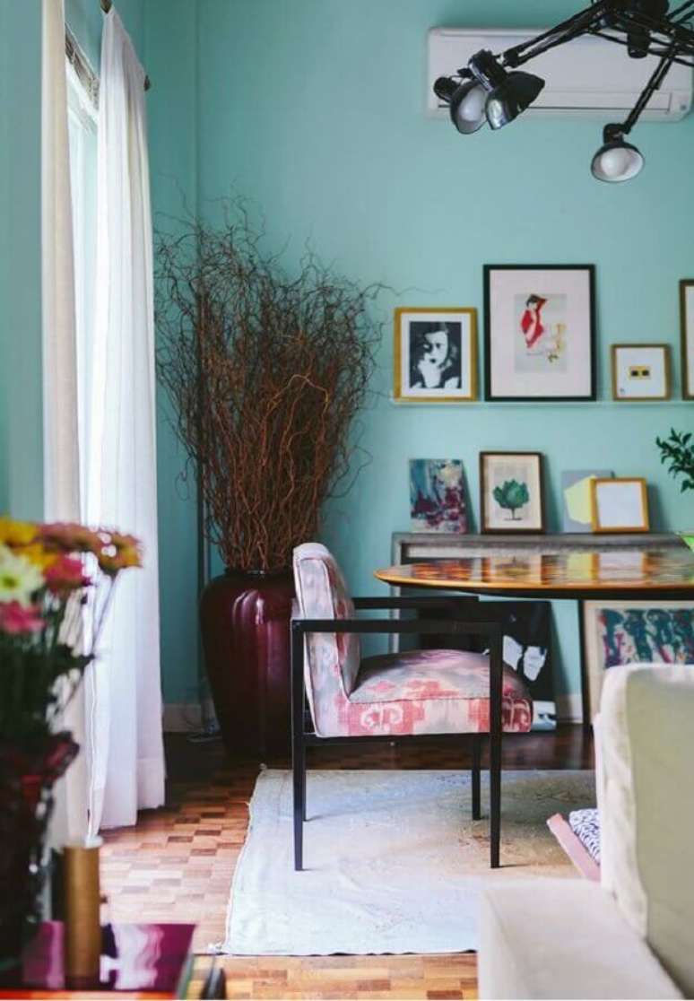 26. Cor de tinta azul ciano para sala de jantar decorada com vaso de chão e cadeira estofada – Foto: SouQ