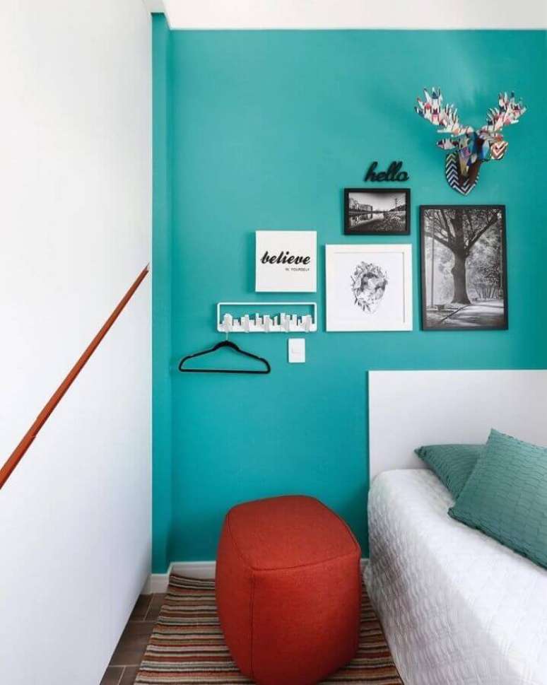 50. Parede cor ciano para quarto branco decorado com puff vermelho – Foto: Inside Arquitetura e Design