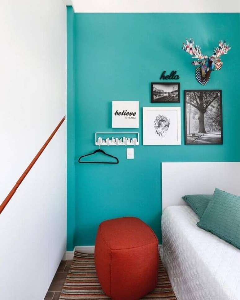 50. Parede cor ciano para quarto branco decorado com puff vermelho &ndash; Foto: Inside Arquitetura e Design