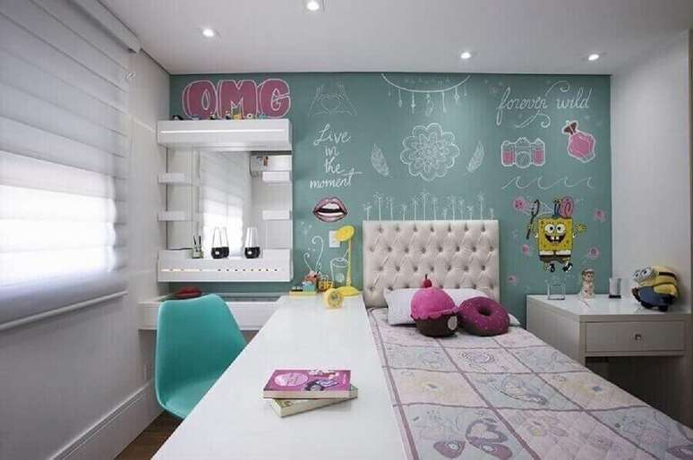 17. Cadeira e parede cor ciano para decoração de quarto feminino planejado – Foto: Gerson Dutra de Sá