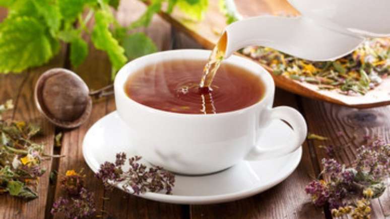 Chá de flor de camomila é ótimo para aliviar a cólica menstrual!