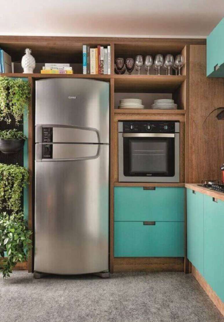 28. Cozinha de madeira planejada com arm&aacute;rio cor ciano &ndash; Foto: Historias de Casa