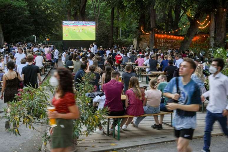 Pessoas assistem a jogo de futebol em café de Berlim
11/06/2021. 
REUTERS/Annegret Hilse/File Photo